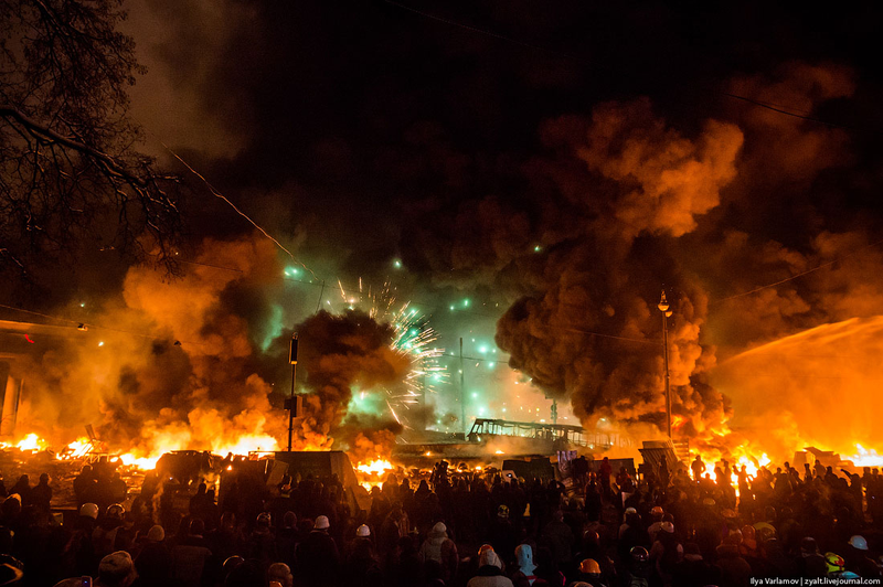 Illustration for article titled Spectacular photos of fireworks weaponry from the Ukraine protests